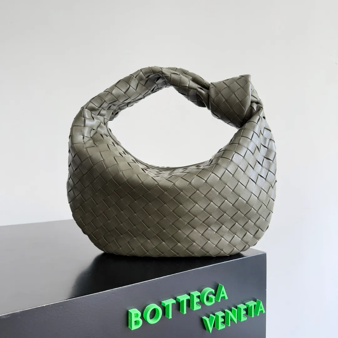 Batch 1460 cypress green ~ ready stock 🌟𝐁𝐨𝐭𝐭𝐞𝐠𝐚 𝐕𝐞𝐧𝐞𝐭𝐚 ——— jodie (medium size) The medium size is very attractive in person, and it is firm and sturdy in the hand. The first impression is that it is particularly durable👍 You can see the well-designed knot on the handle. When carrying it on the shoulder, pay attention to the knot being placed directly under the hand. In this way, it can not only fix the position of the handbag, but also prevent the handbag from slipping due to long walks. It can easily accommodate a variety of cosmetics. One word: "very easy to hold". Style number: 690225 Size: 36✖️21✖️13cm